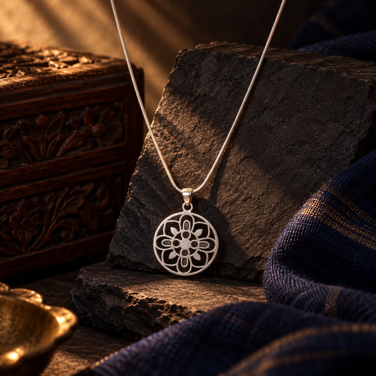 PENDANT – styled photo