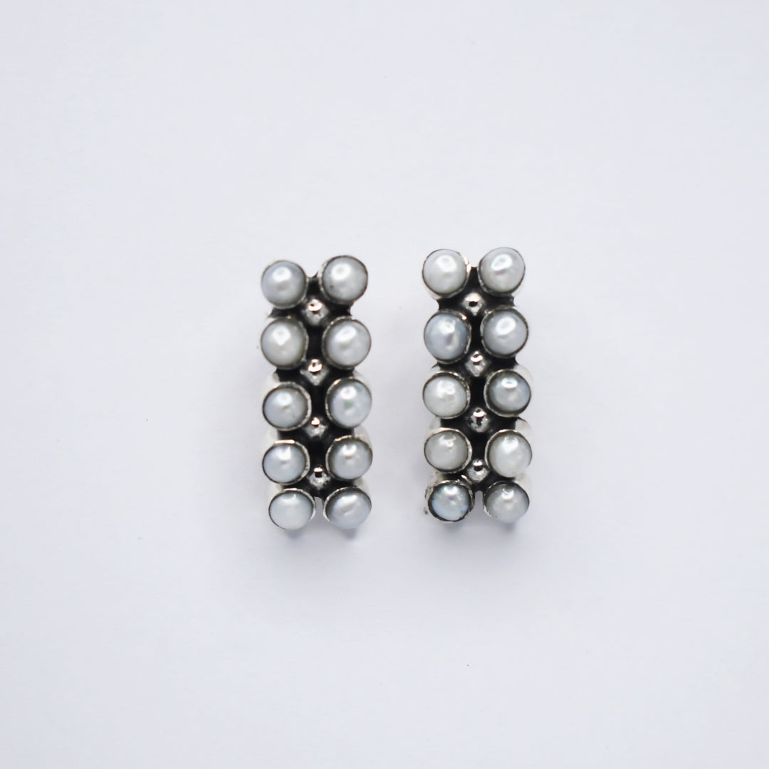 Double line Pearl Studds