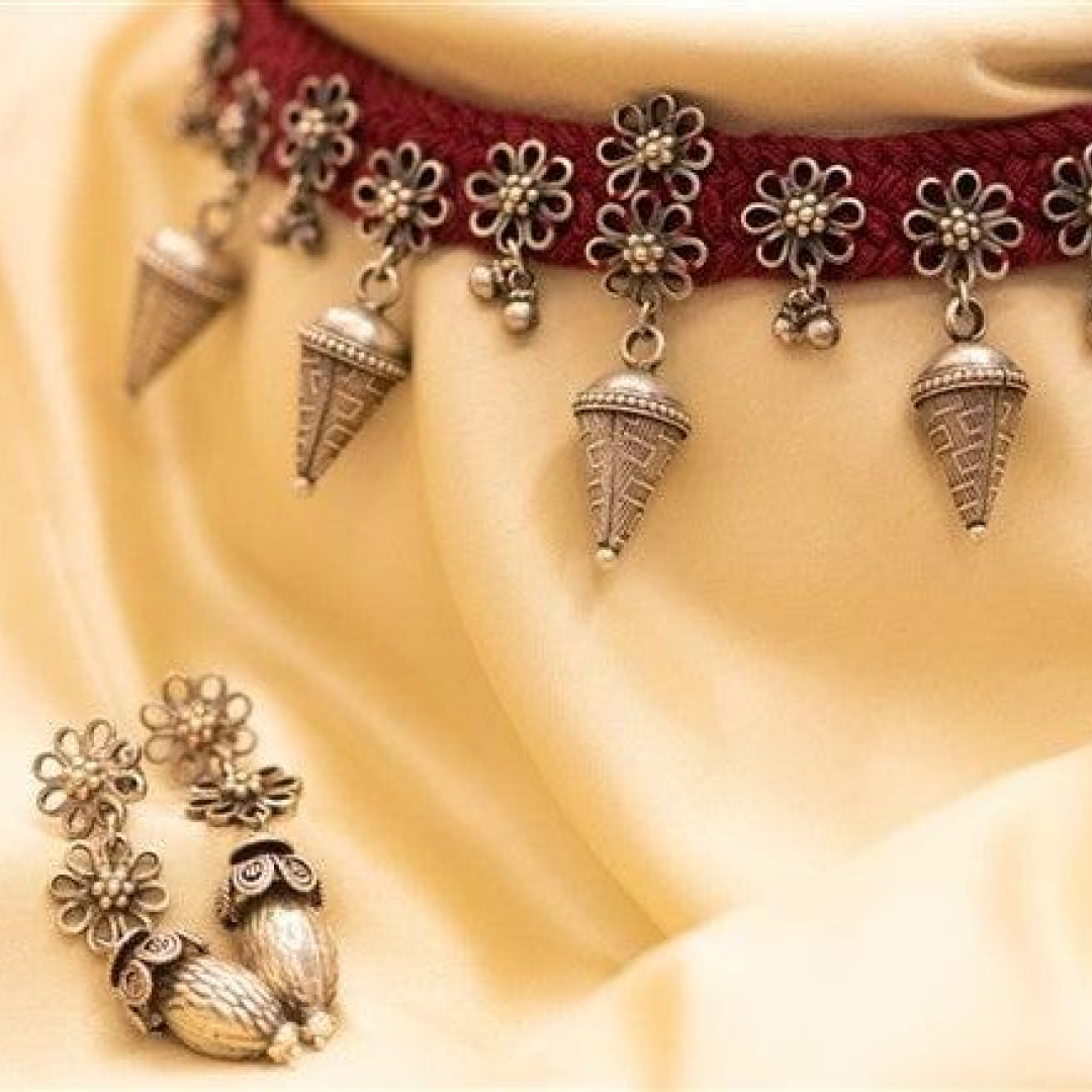 Thread 2025 neck piece